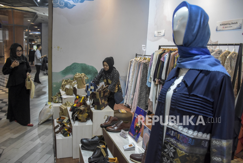 Pengunjung melihat sejumlah produk UMKM yang dijual di Pasar Kreatif Bandung di Pullman Bandung Grand Central, Jalan Diponegoro, Kota Bandung, Jumat (17/3/2023). Pasar Kreatif Bandung tersebut memajang produk fesyen, kerajinan tangan dan alas kaki dari 46 UMKM di Kota Bandung sebagai upaya pemulihan ekonomi, serta bentuk promosi untuk mendukung peningkatan produk dalam negeri.