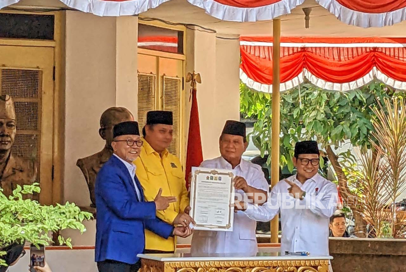 Partai Golkar, Partai Amanat Nasional (PAN),dan Partai Kebangkitan Bangsa (PKB) resmi meneken kerja sama untuk mendukung Prabowo Subianto sebagai bakal calon presiden, di Museum Perumusan Naskah Proklamasi, Jakarta, Ahad (13/8/2023).