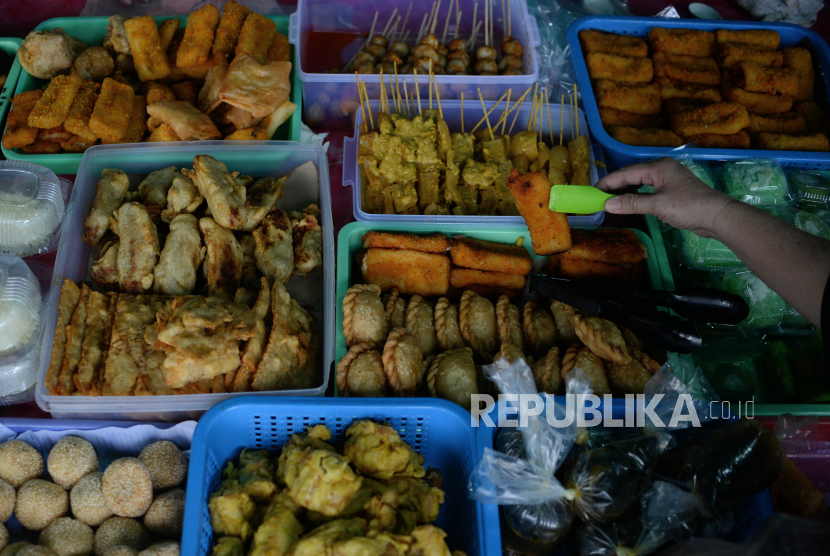 Warga membeli makanan untuk buka puasa (takjil). Wisata kuliner yang berada di kawasan wisata religi di Jalan Sis Al Jufri, Kota Palu, Sulawesi Tengah, menjadi salah satu pilihan warga kota itu untuk membeli takjil atau makanan olahan berbuka puasa. (ILUSTRASI)