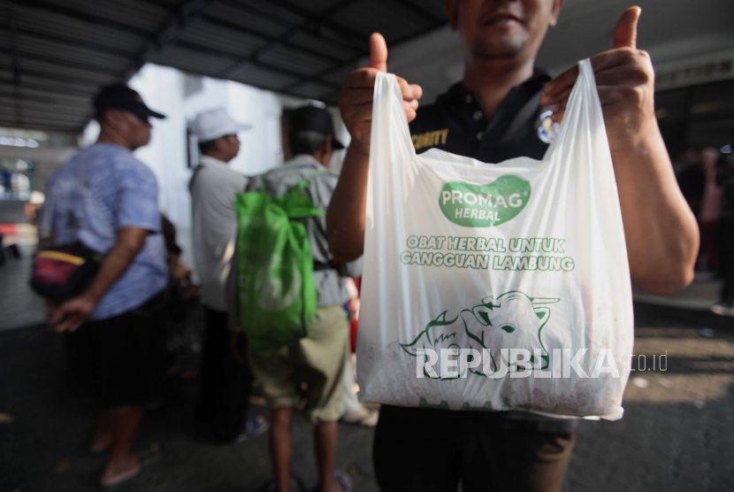 Warga membawa kantong berisi daging kurban di Masjid Cut Meutia, Jakarta.