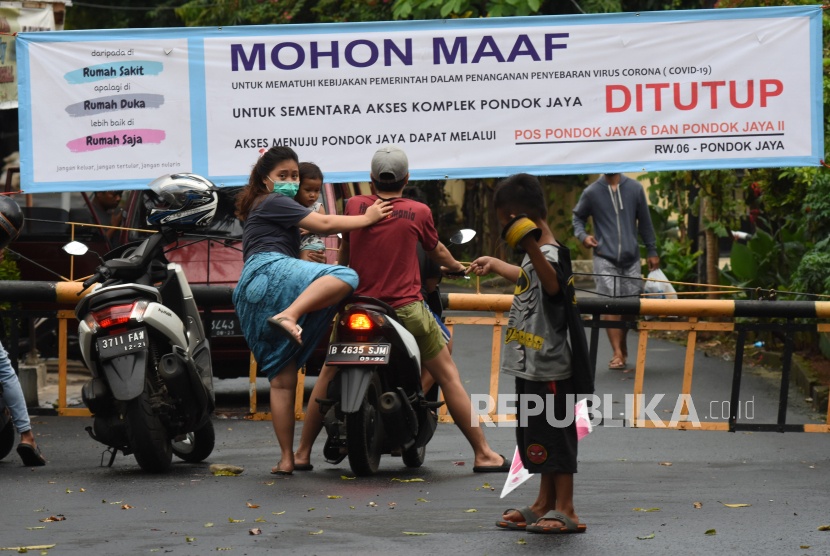 Sejumlah wilayah di Jakarta telah menutup akses masuk ke wilayahnya untuk mencegah penyebaran Covid-19. Pemerintah menerapkan pembatasan sosial berskala besar yang jika keadaan memburuk akan diterapkan darurat sipil.