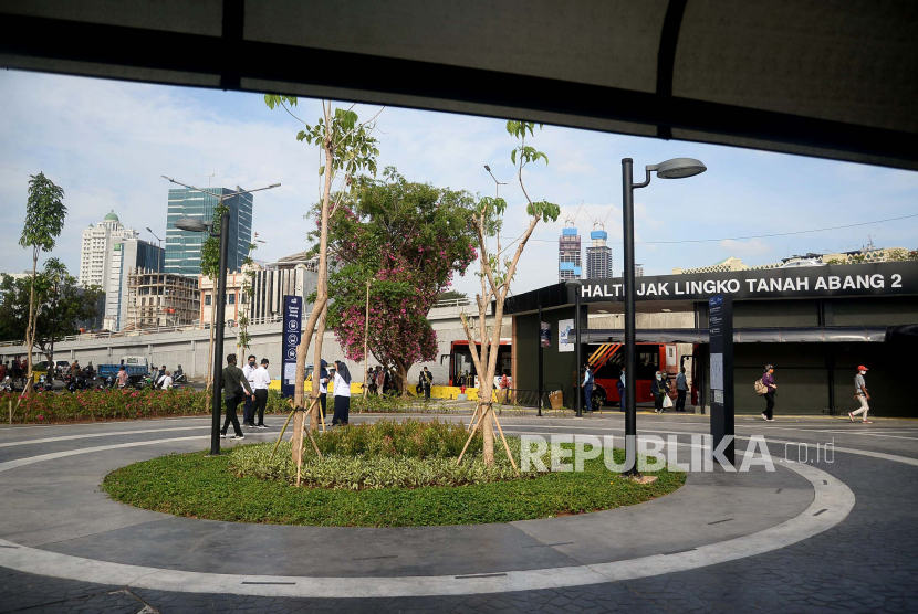Suasana kawasan stasiun terpadu di Stasiun Tanah Abang, Jakarta, Rabu (17/6). Program penataan kawasan stasiun terpadu ini adalah bentuk sinergitas antara pemerintah pusat dan pemerintah DKI Jakarta, Demi mewujudkan layanan di bidang transportasi massal yang terintegrasi dan pelayanan masyarakat berjalan optimal