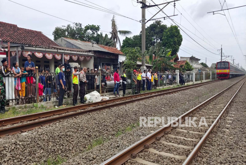 Seorang laki-laki berusia sekitar (50 tahun) tewas tertabrak Kereta Rel Listrik (KRL) rute Jakarta-Bogor (ilustrasi).