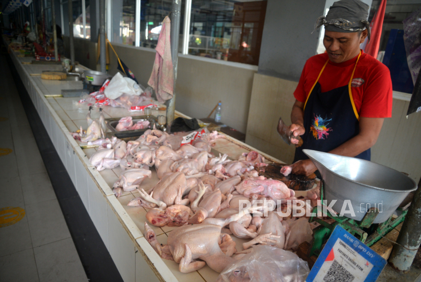 Penjual memotong daging ayam untuk pelanggan (Foto: ilustrasi)