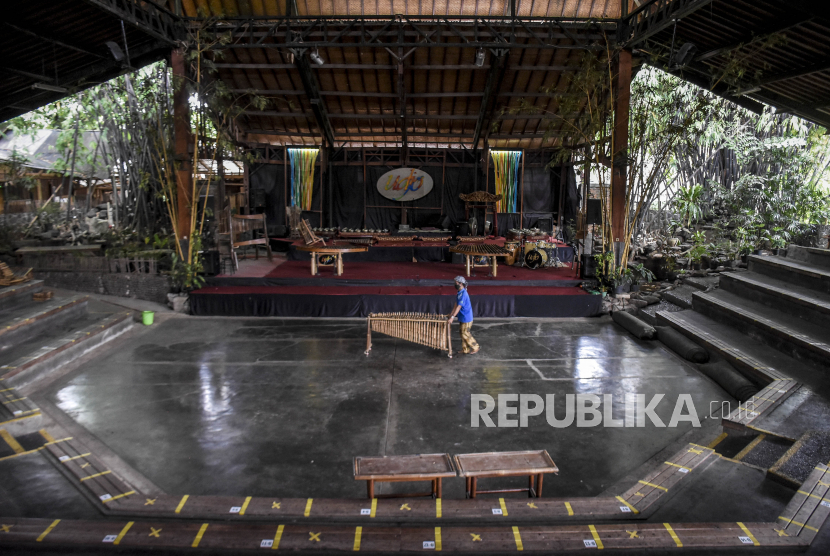 Pekerja merapikan alat musik angklung di Saung Angklung Udjo, Jalan Padasuka, Kota Bandung, Senin (25/1). Direktur Utama PT Saung Angklung Udjo (SAU) Taufik Hidayat Udjo menyatakan, Saung Angklung Udjo terancam akan ditutup akibat pandemi Covid-19 yang merebak di Indonesia pada Maret 2020 lalu yang berdampak pada penurunan jumlah pengunjung secara signifikan. Foto: Abdan Syakura/Republika 