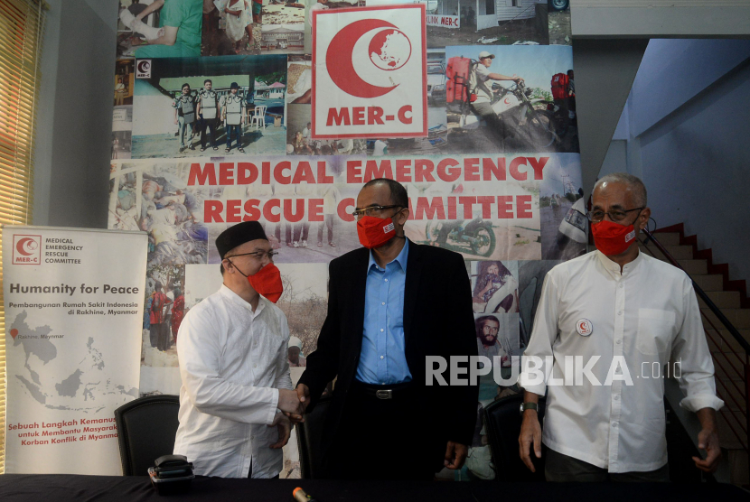Head of Presidium MER-C Sarbini Abdul Murad (tengah) berbincang bersama Presidium MER-C Faried Thalib (kanan) dan Pimpinan Komite Indonesia untuk Solidaritas Dunia Islam (KISDI) HM Mursalin (kiri) usai memberikan keterangan terkait keberangkatan tim medis & program kemanusiaan MER-C untuk Afganistan di Jakarta, Jumat (18/3/2022). MER-C Indonesia akan mengirimkan tim medisnya ke Afganistan untuk turut membantu krisis kemanusiaan yang melanda negara tersebut. Pada tahap awal tim yang diberangkatkan adalah tim assassment yang terdiri dari dua dokter selain itu juga turut dibawa sejumlah bantuan awal obat-obatan.Prayogi/Republika.
