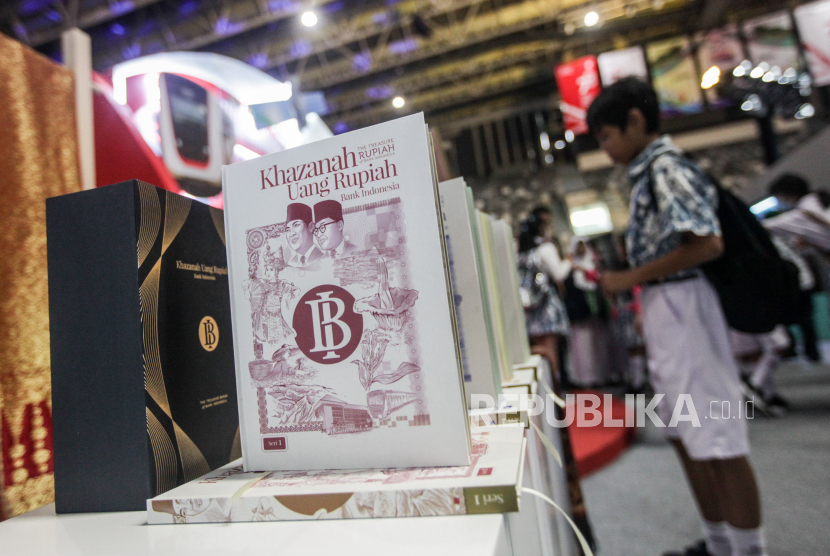 Pelajar mengunjungi Festival Rupiah Berdaulat Indonesia (FERBI) 2023 di Istora Senayan, kompleks Gelora Bung Karno, Jakarta.