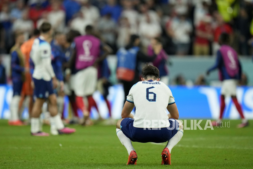 Harry Maguire dari Inggris bereaksi pada akhir pertandingan sepak bola perempat final Piala Dunia antara Inggris dan Prancis, di Stadion Al Bayt di Al Khor, Qatar, Ahad, 11 Desember 2022. Prancis menang 2-1.
