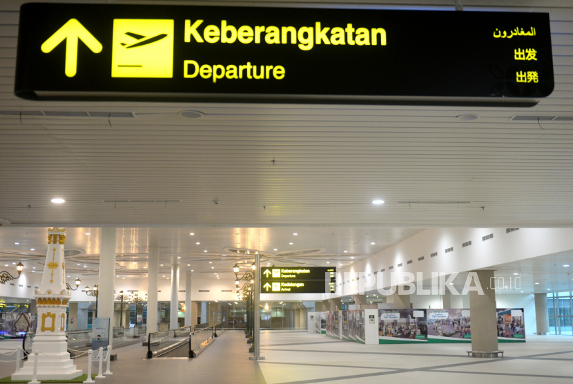 Suasana bandara sepi tanpa pengunjung saat sore di Bandara Internasional Yogyakarta, Kamis (6/5).  Bandara Internasional Yogyakarta kini hanya beroperasi selama empat jam mulai 06.00 WIB hingga 11.00 WIB. Ini mengikuti dan mendukung kebijakan pemerintah terkait larangan mudik lebaran 2021. Sehingga kegiatan bandara hanya pada pagi hingga siang hari.