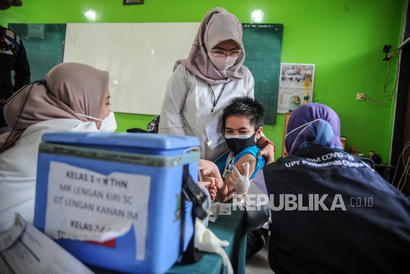 Seorang tenaga kesehatan menyuntikkan vaksin COVID-19 kepada anak di Bandung, Jawa Barat, Rabu (22/12/2021). Pemerintah Kota Bandung mencatat, hingga 21 Desember 2021 penyuntikan dosis pertama vaksinasi COVID-19 di Kota Bandung telah mencapai 100,62 persen. 