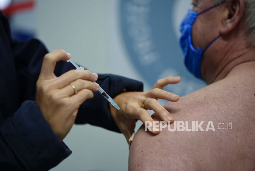 Seorang pria menerima suntikan vaksin Moderna, bagian dari kampanye vaksinasi COVID-19, di San Sebastian, Spanyol utara, (ilustrasi).