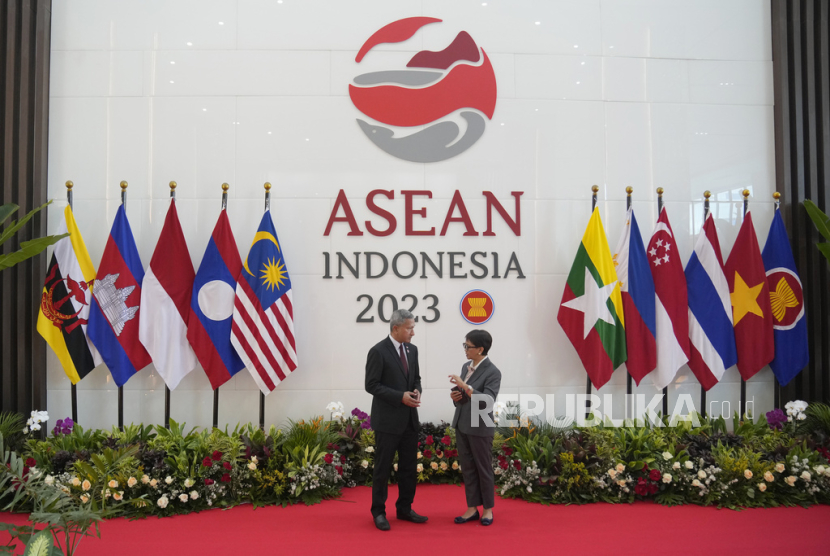 Menteri Luar Negeri RI Retno Marsudi (kanan) menyambut Menteri Luar Negeri Singapura Vivian Balakrishnan dalam pertemuan Menteri Luar Negeri ASEAN di Jakarta, 4 September 2023.