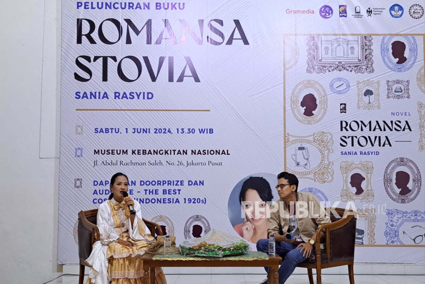 Sania Rasyid (kiri), penulis novel fiksi sejarah Romansa STOVIA  pada peluncuran buku di Museum Kebangkitan Nasional, Jakarta, Sabtu (1/6/2024). 
