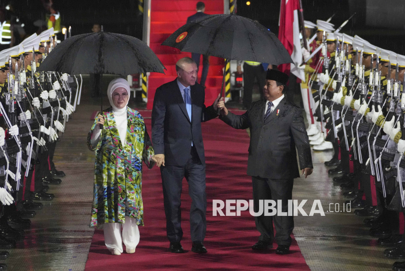 Di Bawah Rintik Hujan, Presiden Prabowo Sambut Kedatangan Erdogan 