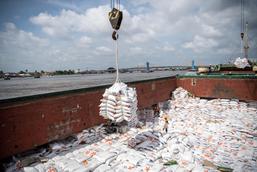 Buruh pelabuhan membongkar beras impor asal Thailand dari kapal kargo di Pelabuhan Boom Baru, Palembang, Sumatera Selatan, Jumat (1/3/2024). 