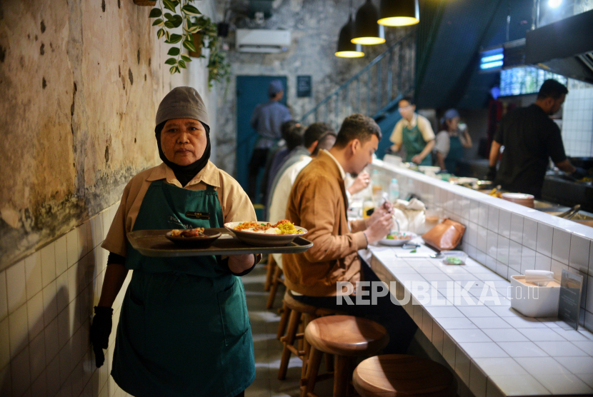 Oma melayani pengunjung saat berbuka puasa di Uma Oma Cafe di kawasan Blok M, Jakarta, Selasa (26/4/2024). Uma Oma Cafe menjadi salah satu alternatif tempat untuk berbuka puasa bersama dengan sajian menu masakan rumahan. Mengusung konsep buka puasa serasa di rumah nenek, Uma Oma cafe menawarkan sensasi berbuka puasa ditemani dan dilayani oma atau pekerja lansia bagi pengunjung yang merindukan kehadiran nenek di momen bulan suci ramadhan.