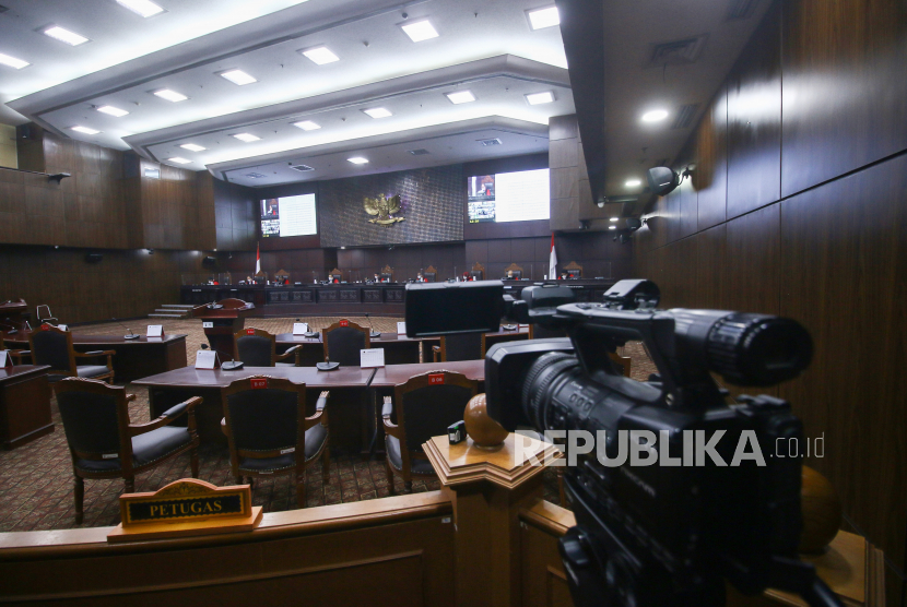 Suasana sidang putusan gugatan Undang-Undang Nomor 11 Tahun 2020 tentang Cipta Kerja yang diajukan kelompok buruh di Mahkamah Konstitusi, Jakarta, Kamis (25/11). bersama pemerintah berencana menggelar rapat kerja (raker) pada 6 Desember sebagai tindak lanjut atas putusan Mahkamah Konstitusi (MK) terkait Undang-Undang Nomor 11 Tahun 2020 tentang Cipta Kerja.