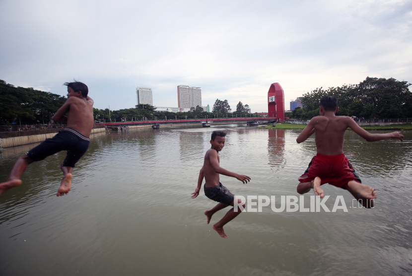 Sejumlah anak melompat untuk berenang di Sungai Cisadane, Kota Tangerang, Provinsi Banten, Rabu (2/2/2022). 