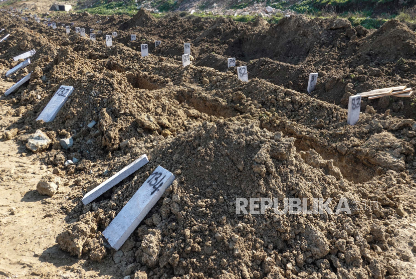 Tonggak nisan bernomor korban gempa terlihat di area kuburan massal di Hatay, Turki. Badan Penanggulangan Bencana Turki (AFAD) mencatat lebih dari 6.000 gempa susulan terjadi setelah dua gempa bumi besar mengguncang negara itu pada 6 Februari 2023.