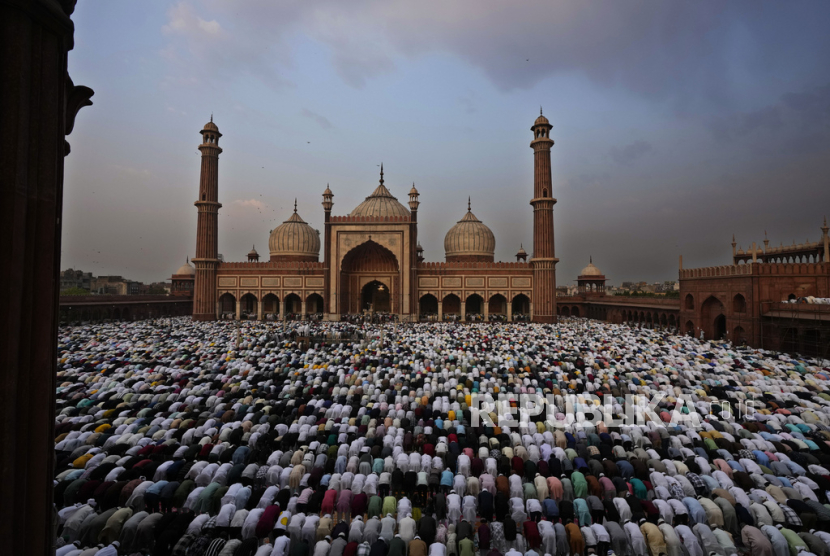 Peran bangsa Arab dalam sejarah awal Islam di India. Foto - Kaum Muslimin di Masjid Jama, New Delhi, India.