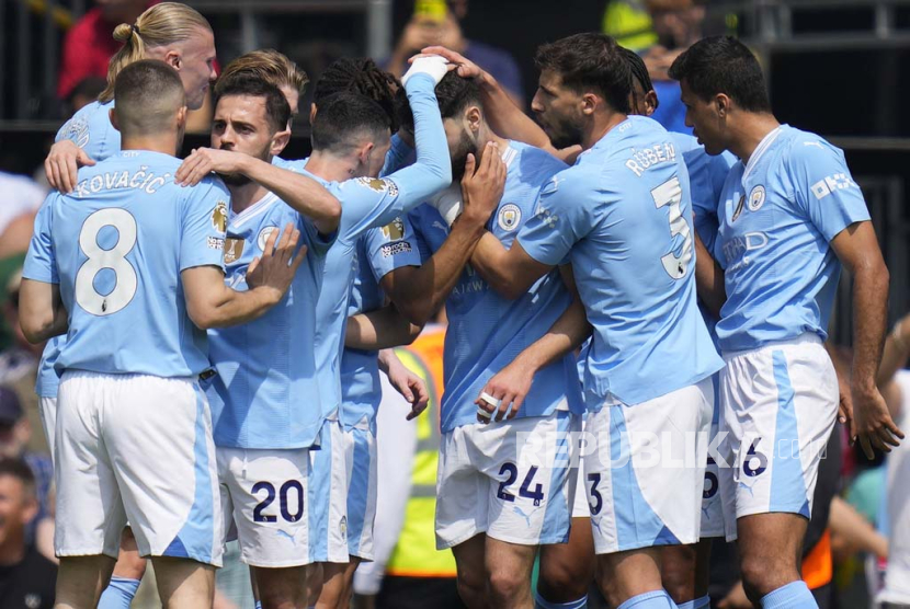 Para pemain Manchester City merayakan gol Josko Gvardiol ke gawang Fulham dalam lanjutan Liga Primer Inggris.