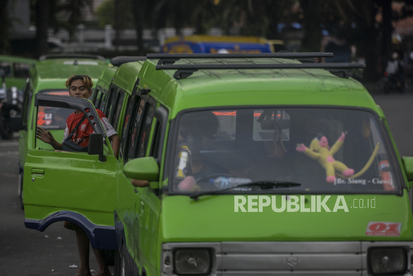 Supir Angkutan Kota (Angkot) turun dari mobilnya di Jalan Otto Iskandardinata, Kota Bogor. Pemkot menargetakan, angkot tidak lagi beroperasi di dalam kota.