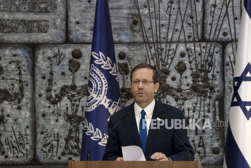 Presiden Israel Isaac Herzog membuat pernyataan setelah Herzog menugaskan pemimpin Partai Likud Israel Benjamin Netanyahu untuk membentuk pemerintahan, di Yerusalem, Ahad, 13 November 2022. Herzog dijadwalkan melakukan kunjungan ke Bahran pada Desember mendatang.