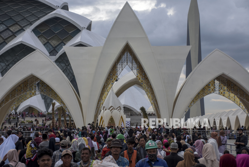 Pengunjung beraktivitas di area taman Masjid Raya Al Jabbar, Gedebage, Kota Bandung, Sabtu (7/1/2023).