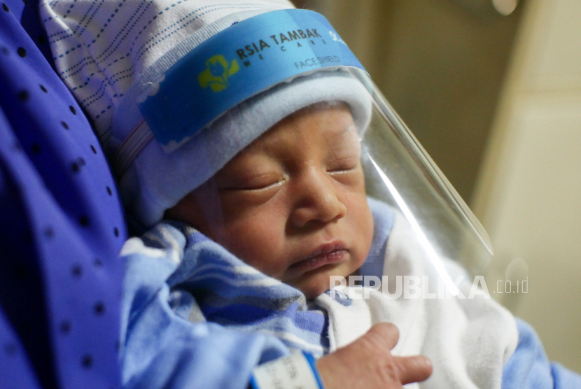 Ilustrasi bayi. Seorang bayi yang dirawat di Rumah Sakit Umum Daerah (RSUD) Sultan Iskandar Muda Nagan Raya, Aceh, sejak sepekan terakhir terpaksa minum air susu ibu (ASI) dari botol bayi setelah ibunya dinyatakan positif Covid-19. Ia juga terpaksa terpisah dari ibunya sementara waktu.