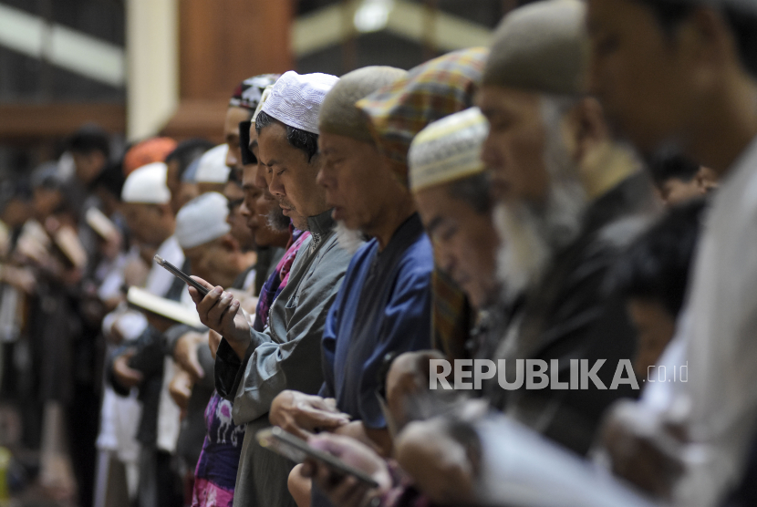 Umat muslim menunaikan Shalat Qiyamul Lail saat beritikaf pada sepuluh malam terakhir Ramadhan 1444 H di Masjid Habiburrahman, Jalan Kapten Tata Natanegara, Cicendo, Kota Bandung, Rabu (12/4/2023) dini hari. Pada sepuluh hari menjelang berakhirnya Bulan Suci Ramadhan, umat muslim melakukan Itikaf untuk meraih malam kemuliaan (Lailatul Qadar) dengan membaca Alquran, Shalat Tahajud dan berzikir.