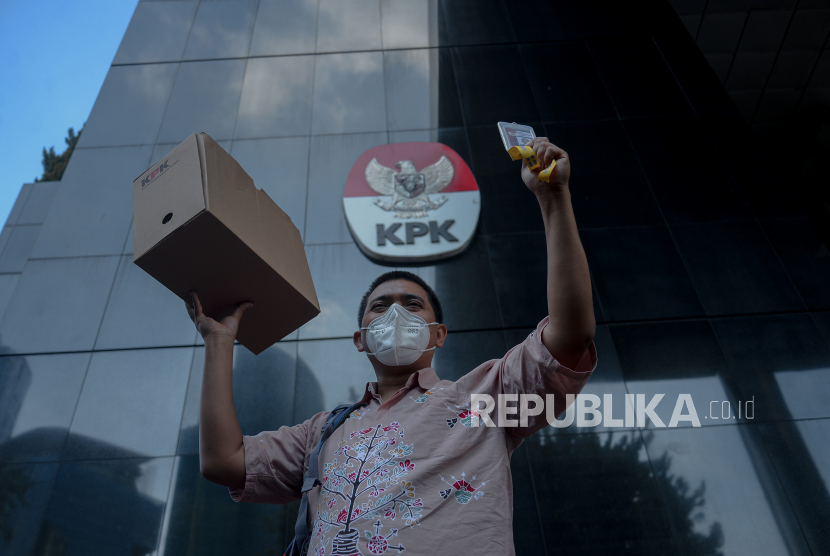 Pegawai KPK yang tidak lulus Tes Wawasan Kebangsaan (TWK)  Yudi Purnomo menunjukan kartu identitas pegawai saat meninggalkan Gedung Merah Putih KPK, Jakarta, Kamis (16/9). Komisi Pemberantasan Korupsi (KPK) akan memberhentikan sebanyak 56 pegawai KPK yang tidak lulus Tes Wawasan Kebangsaan (TWK) dalam proses alih status pegawai KPK menjadi Aparatur Sipil Negara (ASN) pada tanggal 30 September mendatang. Republika/Thoudy Badai