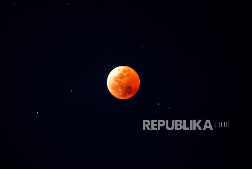 Penampakan gerhana bulan total di langit Jaifuri, Distrik Skanto, Kabupaten Keerom, Papua, Selasa (8/11/2022). Fenomena astronomis gerhana bulan total tersebut dapat dilihat dengan mata telanjang di Papua sekitar pukul 18:08 WIT. 