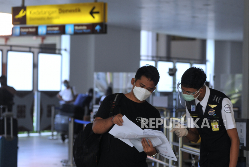 Petugas memeriksa dokumen perjalanan calon penumpang pesawat udara di Terminal Domestik Bandara Internasional I Gusti Ngurah Rai, Badung, Bali, Kamis (5/8/2021). Pengelola Bandara Ngurah Rai mencatat telah melayani sebanyak 84.115 orang penumpang selama bulan Juli 2021 atau menurun sebesar 81 persen jika dibandingkan dengan capaian bulan Juni 2021 terkait dengan adanya pembatasan mobilitas masyarakat khususnya selama masa PPKM. 