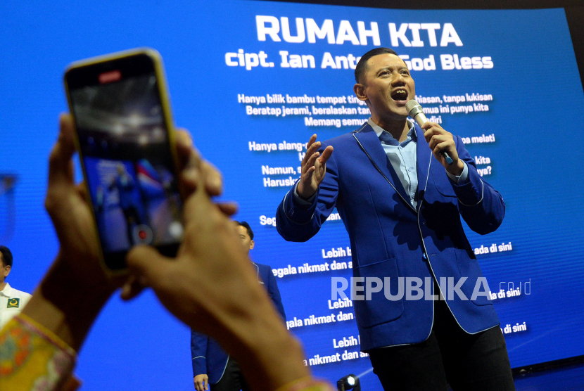 Ketua Umum Partai Demokrat Agus Harimurti Yudhoyono (AHY) bernyanyi dalam Rapimnas Partai Demokrat di Jakarta, Kamis (21/9/2023). Dalam Rapimnas tersebut Partai Demokrat resmi mendeklarasikan mendukung Prabowo Subianto sebagai calon presiden di Pilpres 2024.