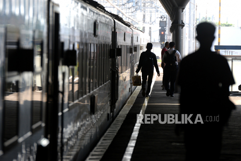 Penumpang naik gerbong kereta api jarak jauh di Stasiun Yogyakarta, Selasa (18/5).