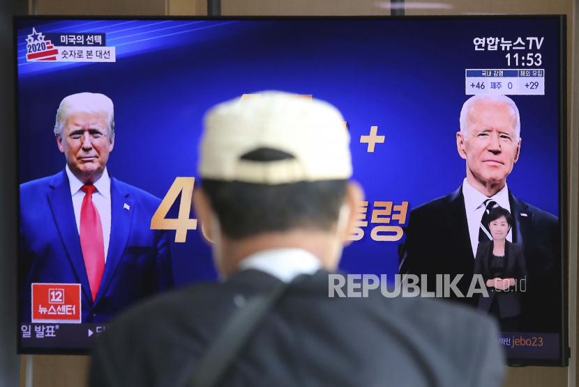Sebuah layar TV menampilkan gambar Presiden AS Donald Trump, kanan, dan calon presiden dari Partai Demokrat, mantan Wakil Presiden Joe Biden selama program berita di Stasiun Kereta Seoul di Seoul, Korea Selatan, Selasa, 3 November 2020. Pemilihan presiden AS adalah dijadwalkan pada hari Selasa. 