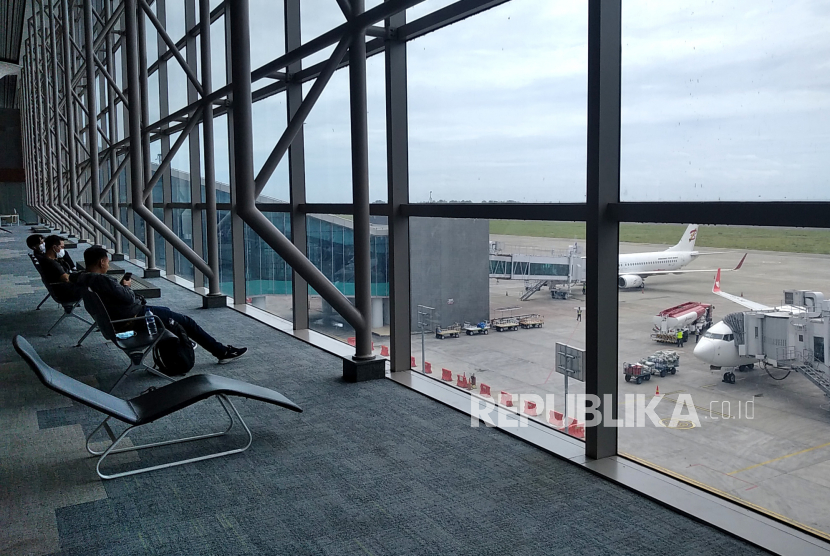 Penumpang menunggu keberangkatan pesawat di Bandara Internasional Yogyakarta, Senin (6/2/2023). Kementerian Perhubungan melalui Direktorat Jenderal Perhubungan Udara memberikan sanksi administratif kepada maskapai penerbangan yang melaukan pelanggaran tarif batas atas periode Juli-Desember 2022.