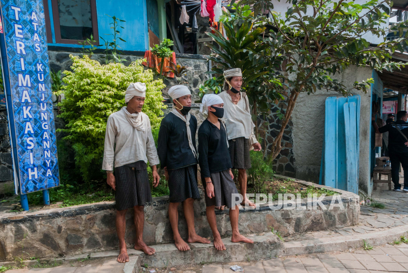 Warga Baduy Dalam menunggu wisatawan di Desa Kanekes, Lebak, Banten.                                                                                                                                                                                                                                                                                                                                                                                                                                                                                                                                                                                                                                                                                                                                                                                                                                                                                                                                                                                                                                                                                                                                                                                                                                                                                                                                                                                                                                                                                                                                                                                                                                                                                                                                                                                                                                                                                                                                                                                                                                                                                                     (ilustrasi)