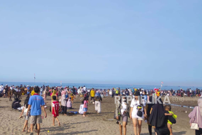 Suasana objek wisata Pantai Pangandaran, Kabupaten Pangandaran, saat momen libur Natal 2023.  