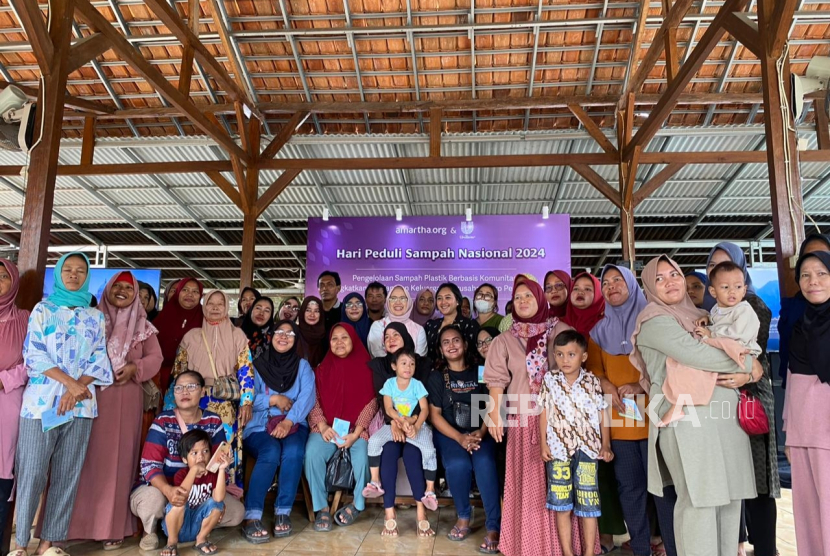 Memperingati Hari Peduli Sampah Nasional, PT Amartha Mikro Fintek (Amartha) membentuk bank sampah di Teluknaga, Kabupaten Tangerang, Banten, pada Jumat (23/2/2024). Program ini juga melibatkan para mitra usaha kecil dan mikro Amartha 
