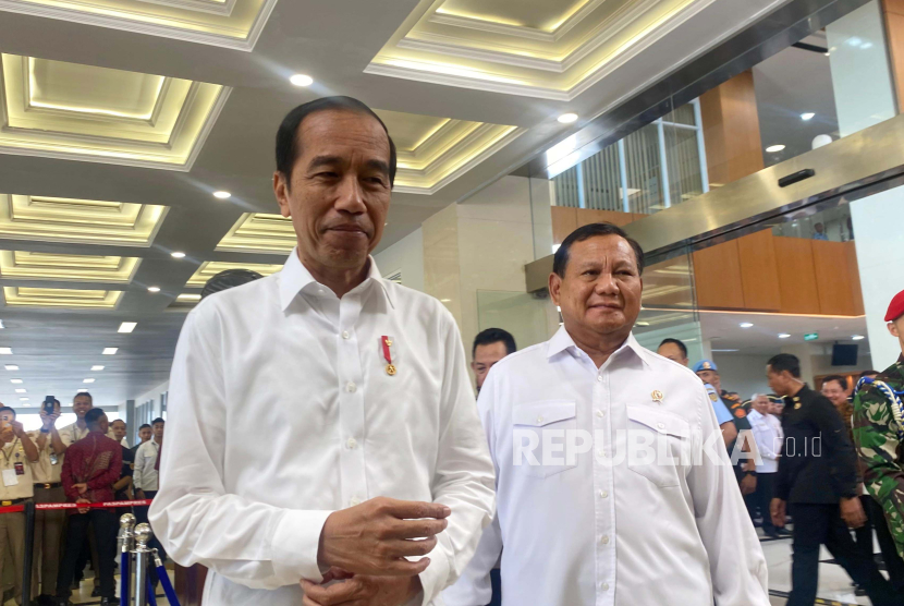 Presiden Jokowi bersama Prabowo Subianto. Politikus Golkar sebut Indonesia akan maju karena SBY, Jokowi dan Prabowo bersatu.