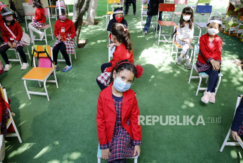  Gadis-gadis sekolah dasar Iran yang memakai masker wajah menghadiri hari pertama pembukaan kembali sekolah swasta Bamdad Parsi, utara Teheran, Iran, 05 September 2020. Media melaporkan bahwa sekolah telah dibuka kembali di Iran selama krisis virus corona di negara itu.