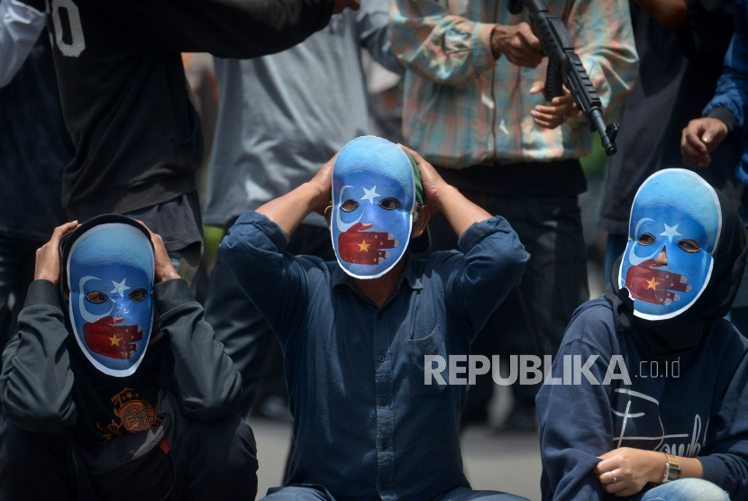 Sejumlah massa yang tergabung dalam Aliansi Mahasiswa Islam (AMI) melakukan aksi unjuk rasa di depan Kedutaan Besar China, Jakarta, Jumat (11/11/2022). Parlemen Kanada Dukung Pemukiman Kembali 10 Ribu Muslim Uighur