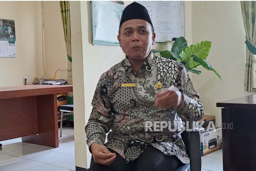 Kasubag TU Kemenag Kabupaten Indramayu, Aan Fathul Anwar, saat menanggapi tentang sholat Idul fitri di Ponpes Al Zaytun. 