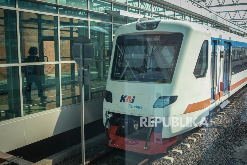 Calon penumpang berjalan menuju gerbong kereta di Stasiun Kereta Api (KA) Bandara Soekarno Hatta, Tangerang, Banten, Rabu (5/5/2021). PT Railink akan mengoperasikan kembali kereta api (KA) bandara. 
