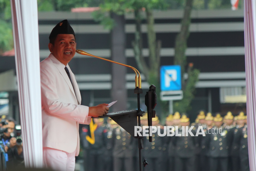 Gubernur Jawa Barat (Jabar) Dedi Mulyadi menyampaikan sambutan saat acara HUT Bhayangkara ke 79 di Mapolda Jabar, Kota Bandung, Selasa (1/7/2025). Dedi Mulyadi meminta agar Polda Jawa Barat dan jajarannya tetap mengedepankan restorative justice dalam penegakan hukum.