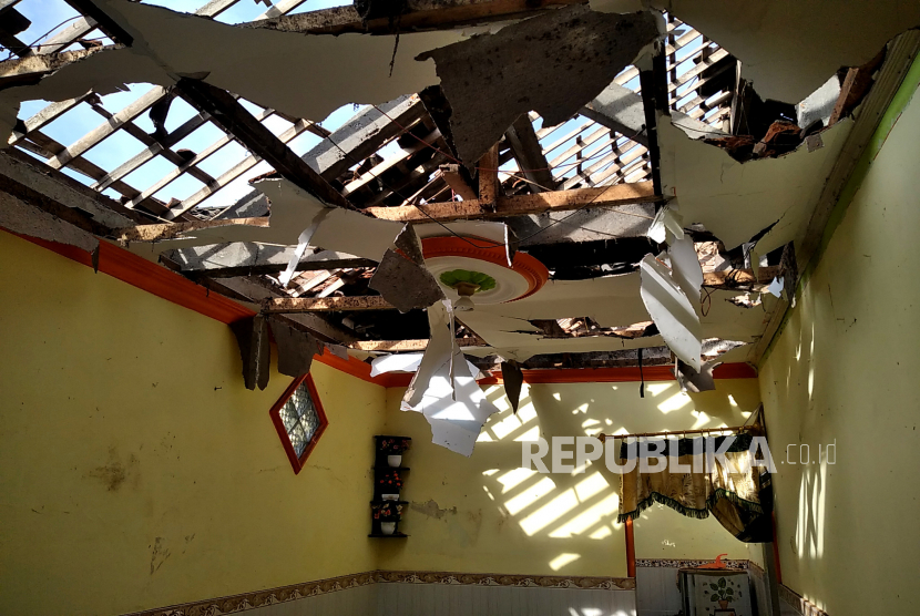 Atap rumah warga rusak berat imbas  ledakan petasan (ilustrasi)