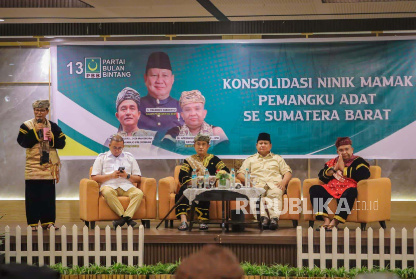 Ketum Partai Gerindra Prabowo Subianto menghadiri kegiatan dukungan padanya dalam Pilpres 2024 dari tokoh adat Sumatra Barat. Konsolidasi ini diinisiasi oleh Partai Bulan Bintang (PBB). 