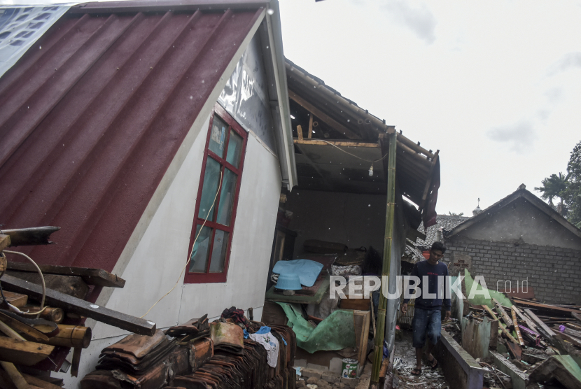 Pemerintah Kabupaten Cianjur, Jawa Barat, mencatat sekitar 400 Kepala Keluarga (KK) di empat kecamatan di Cianjur, akan direlokasi sesuai petunjuk BMKG karena masuk dalam zona merah Sesar Cugenang.