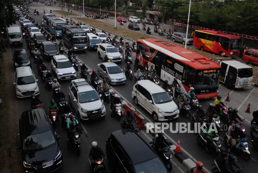 Sejumlah kendaraan terjebak kemacetan di Jalan Raya Tanjung Barat, Jakarta Selatan. Kadis SDA DKI minta maaf pembangunan polder buat macet karena tinggal finishing.